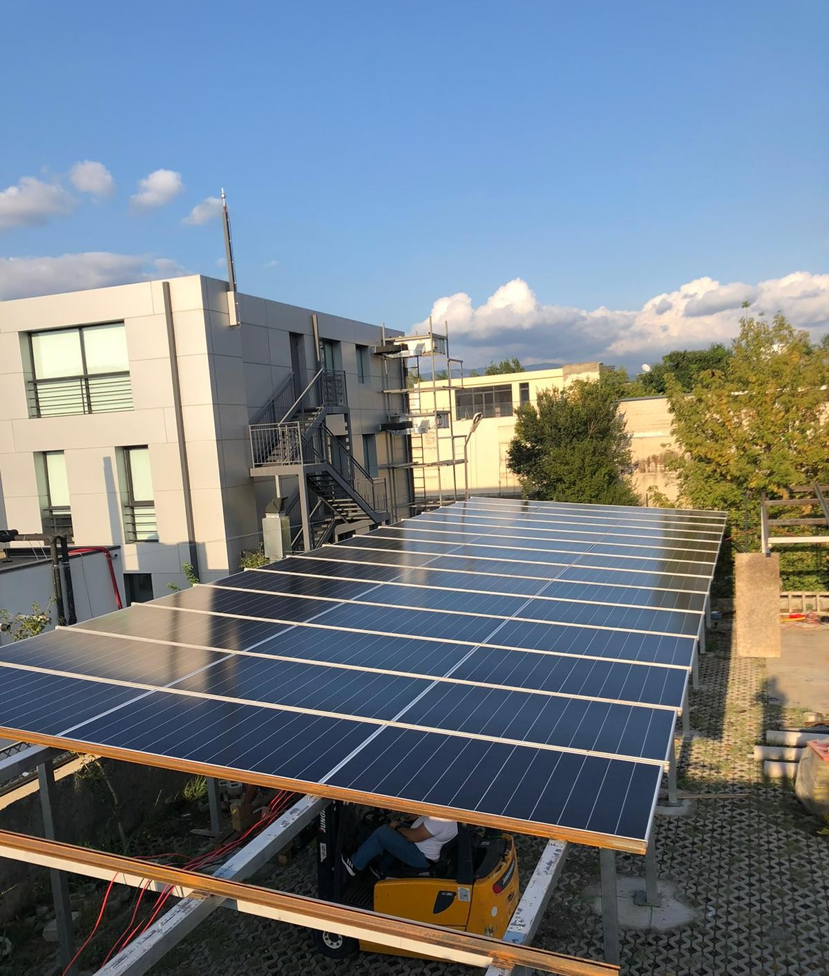 Tiflis 45 kWp carport güneş enerjisi sistemi – PROMER ENERGY kurulumu